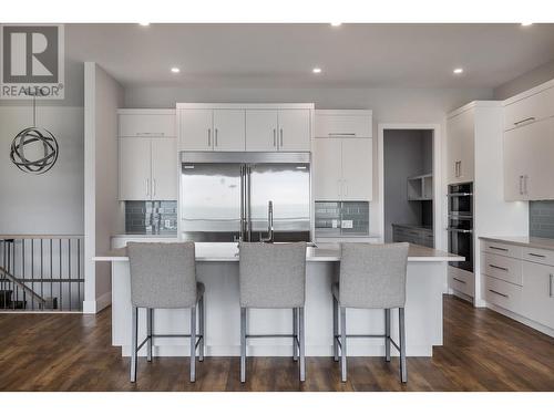 557 Acadia Street, Kelowna, BC - Indoor Photo Showing Kitchen With Upgraded Kitchen