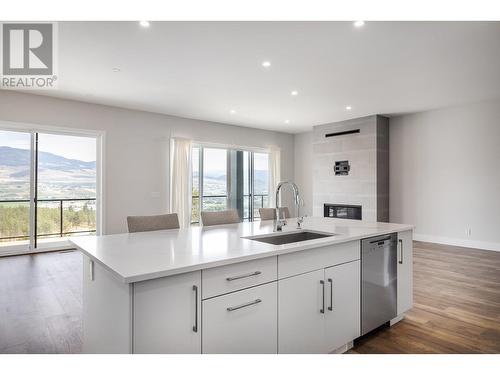 557 Acadia Street, Kelowna, BC - Indoor Photo Showing Kitchen