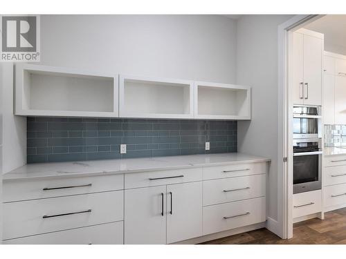 557 Acadia Street, Kelowna, BC - Indoor Photo Showing Kitchen