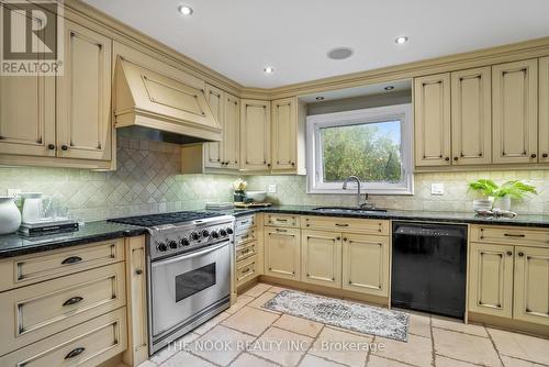 5 Found Court, Clarington (Courtice), ON - Indoor Photo Showing Kitchen With Upgraded Kitchen