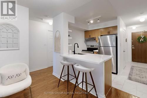 425 - 51 Baffin Court N, Richmond Hill, ON - Indoor Photo Showing Kitchen