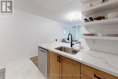 425 - 51 Baffin Court N, Richmond Hill, ON - Indoor Photo Showing Kitchen