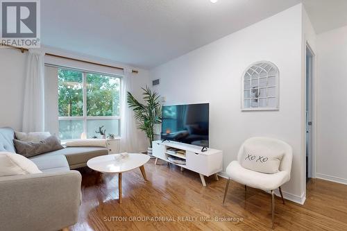 425 - 51 Baffin Court N, Richmond Hill, ON - Indoor Photo Showing Living Room