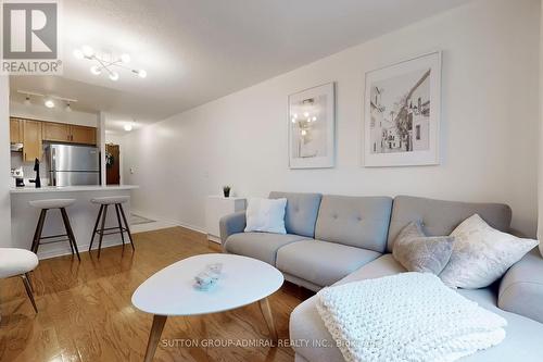 425 - 51 Baffin Court N, Richmond Hill, ON - Indoor Photo Showing Living Room