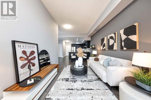 110 - 38 Cedarland Drive, Markham (Unionville), ON - Indoor Photo Showing Living Room