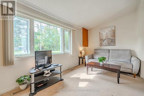 2207 Merrett Street, Innisfil (Alcona), ON - Indoor Photo Showing Living Room