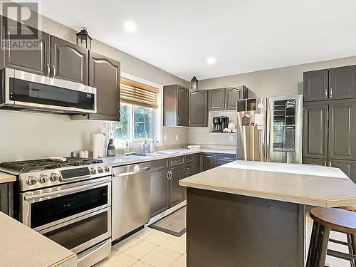 2192 Bluff View Drive, Williams Lake, BC - Indoor Photo Showing Kitchen With Upgraded Kitchen