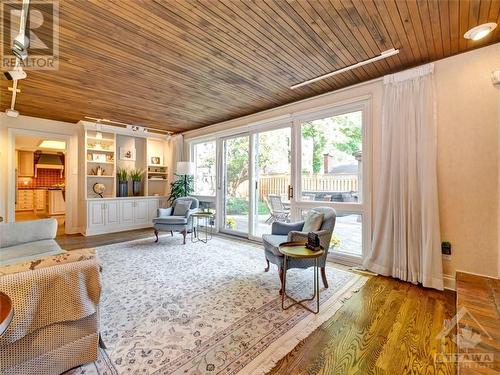 17 Lacewood Court, Ottawa, ON - Indoor Photo Showing Living Room