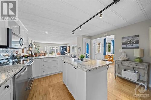 1029 Vista Barrett Private, Greely, ON - Indoor Photo Showing Kitchen