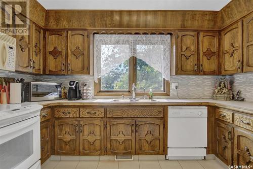 307 Rodenbush Drive, Regina, SK - Indoor Photo Showing Kitchen With Double Sink