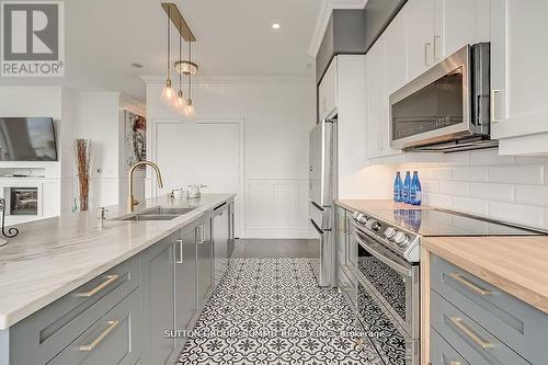 Ph02 - 4070 Confederation Parkway, Mississauga (City Centre), ON - Indoor Photo Showing Kitchen With Double Sink With Upgraded Kitchen