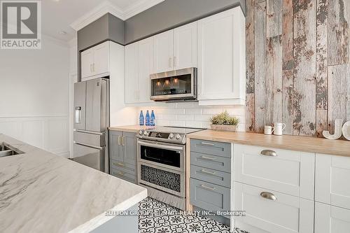 Ph02 - 4070 Confederation Parkway, Mississauga, ON - Indoor Photo Showing Kitchen With Upgraded Kitchen