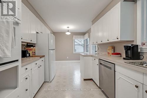 142 Balsam Drive, Oakville, ON - Indoor Photo Showing Kitchen