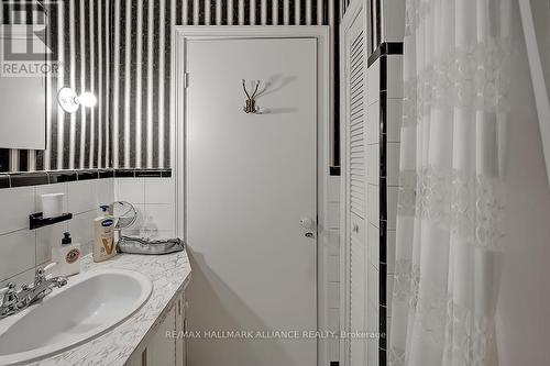 142 Balsam Drive, Oakville, ON - Indoor Photo Showing Bathroom