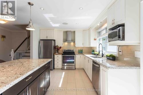 18 Parkend Avenue, Brampton (Brampton South), ON - Indoor Photo Showing Kitchen With Double Sink With Upgraded Kitchen