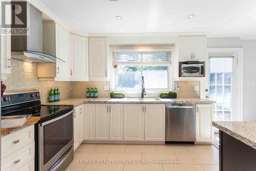 18 Parkend Avenue, Brampton (Brampton South), ON - Indoor Photo Showing Kitchen With Upgraded Kitchen