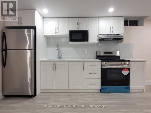 4277 Torino Crescent, Mississauga, ON - Indoor Photo Showing Kitchen