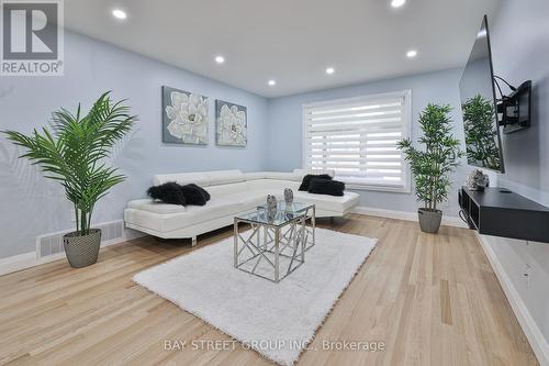 4277 Torino Crescent, Mississauga, ON - Indoor Photo Showing Living Room