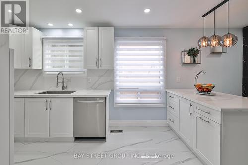 4277 Torino Crescent, Mississauga (Rathwood), ON - Indoor Photo Showing Kitchen