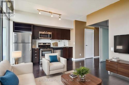 905 - 105 The Queensway, Toronto (High Park-Swansea), ON - Indoor Photo Showing Living Room