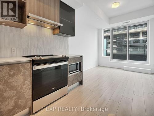 322 - 405 Dundas Street W, Oakville, ON - Indoor Photo Showing Kitchen