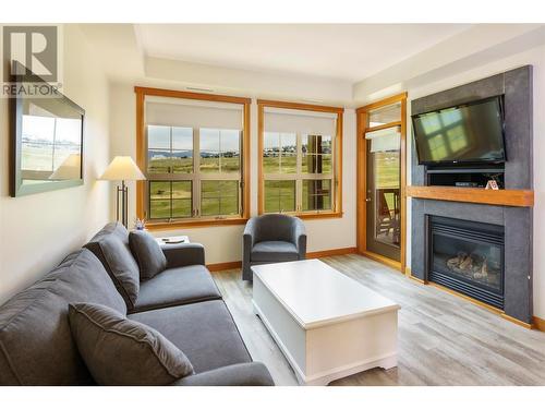 105 Village Centre Court Unit# 324, Vernon, BC - Indoor Photo Showing Living Room With Fireplace