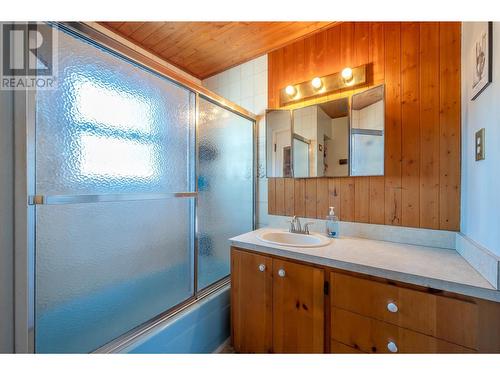 1580 Fairview Road, Penticton, BC - Indoor Photo Showing Bathroom