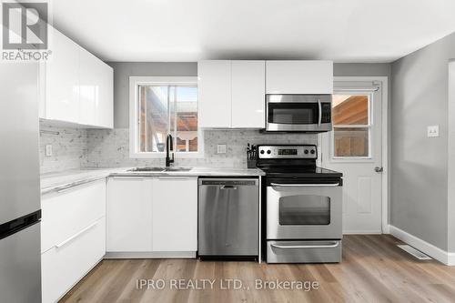 128 Homestead Place, Kitchener, ON - Indoor Photo Showing Kitchen With Upgraded Kitchen