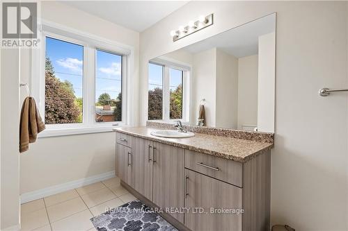 4861 Pettit Avenue, Niagara Falls, ON - Indoor Photo Showing Bathroom