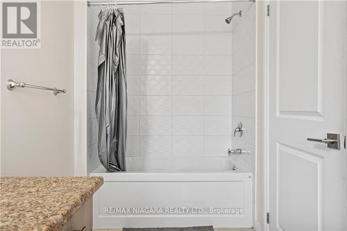 4861 Pettit Avenue, Niagara Falls, ON - Indoor Photo Showing Bathroom