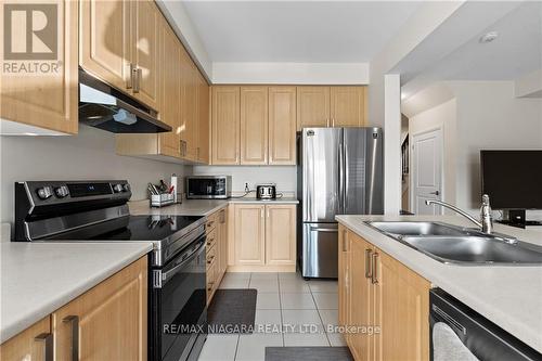 4861 Pettit Avenue, Niagara Falls, ON - Indoor Photo Showing Kitchen With Stainless Steel Kitchen With Double Sink