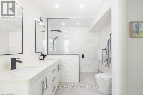 1647 Gregory Road, St. Catharines, ON - Indoor Photo Showing Bathroom