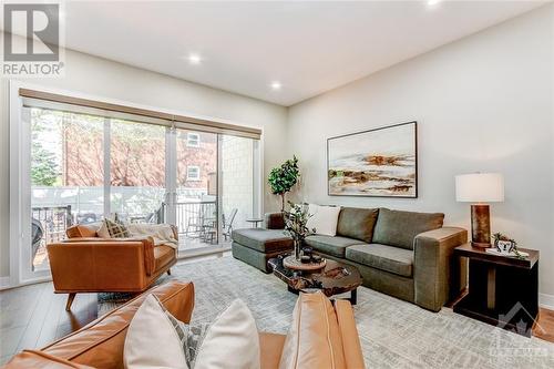 652B Tweedsmuir Avenue, Ottawa, ON - Indoor Photo Showing Living Room