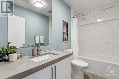 652B Tweedsmuir Avenue, Ottawa, ON - Indoor Photo Showing Bathroom