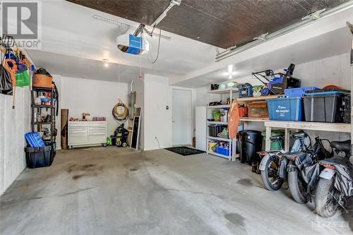 652B Tweedsmuir Avenue, Ottawa, ON - Indoor Photo Showing Garage