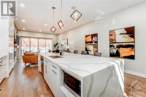 652B Tweedsmuir Avenue, Ottawa, ON - Indoor Photo Showing Kitchen With Upgraded Kitchen