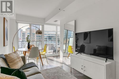 1130 - 251 Jarvis Street, Toronto, ON - Indoor Photo Showing Living Room