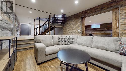 8 Mead Court, Toronto (St. Andrew-Windfields), ON - Indoor Photo Showing Living Room