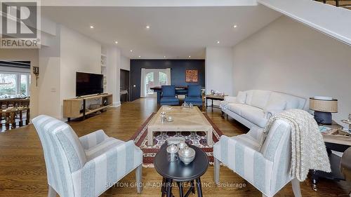 8 Mead Court, Toronto (St. Andrew-Windfields), ON - Indoor Photo Showing Living Room