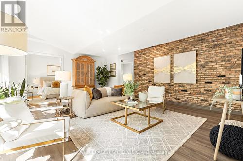 118 - 119 Merton Street, Toronto (Mount Pleasant West), ON - Indoor Photo Showing Living Room