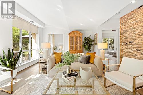 118 - 119 Merton Street, Toronto (Mount Pleasant West), ON - Indoor Photo Showing Living Room