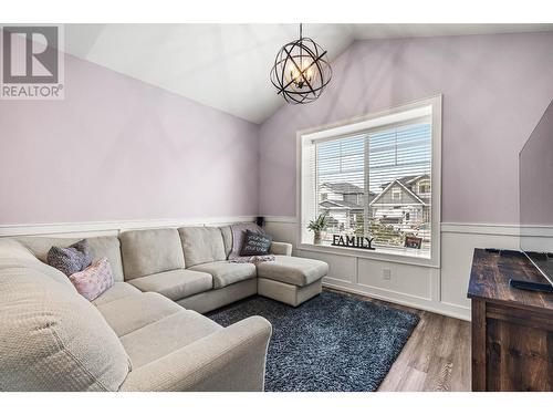 1550 Emerald Drive, Kamloops, BC - Indoor Photo Showing Living Room