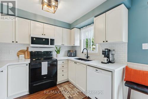 390 Elmwood Court, Oshawa (Samac), ON - Indoor Photo Showing Kitchen With Double Sink