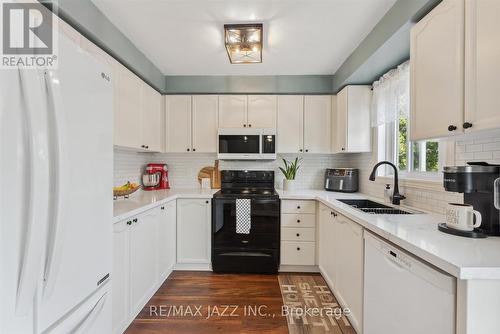 390 Elmwood Court, Oshawa (Samac), ON - Indoor Photo Showing Kitchen With Double Sink