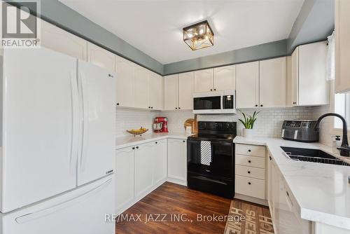 390 Elmwood Court, Oshawa (Samac), ON - Indoor Photo Showing Kitchen With Double Sink