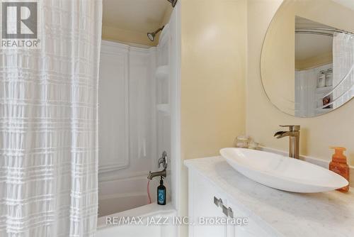 390 Elmwood Court, Oshawa (Samac), ON - Indoor Photo Showing Bathroom