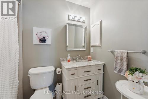 390 Elmwood Court, Oshawa (Samac), ON - Indoor Photo Showing Bathroom