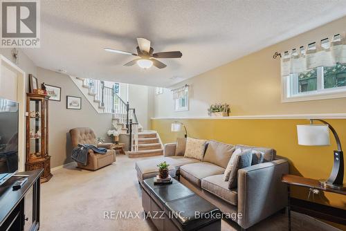 390 Elmwood Court, Oshawa (Samac), ON - Indoor Photo Showing Living Room