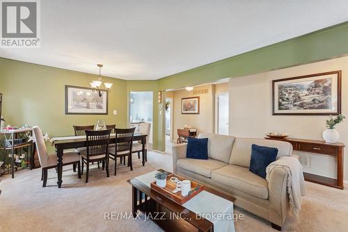 390 Elmwood Court, Oshawa (Samac), ON - Indoor Photo Showing Living Room