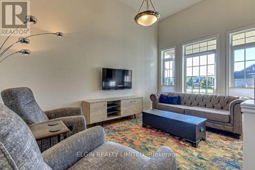 406 Larry Street, Central Elgin (Port Stanley), ON - Indoor Photo Showing Living Room